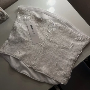 Fest topp - As snygg vit glitter fest top ifrån Gina helt ny! Aldrig använd med prislappen kvar i storlek S💗