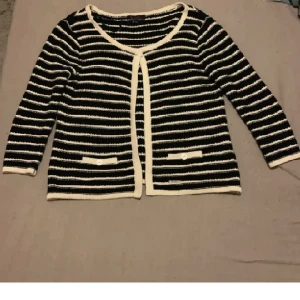 Stickad kofta - Superfin randig kofta ifrån Bondelid. Passar xs-m.