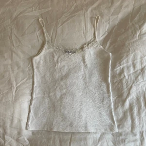 Brandy Melville linne - Fint skick utom en liten fläck på framsidan (se bild 2). Skulle säga att den passar XS-S. 