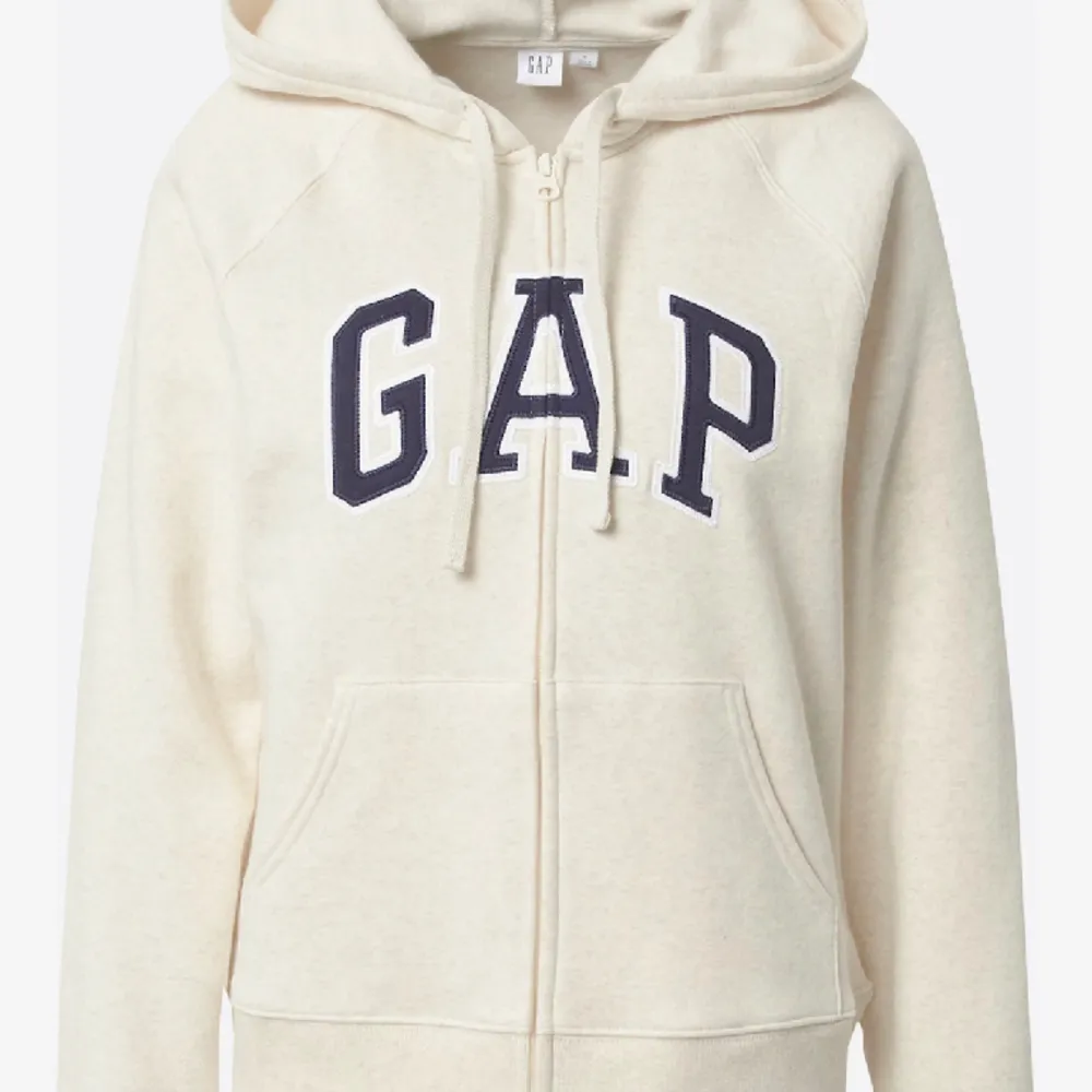 Säljer nu min super super fina gap zip up hoodie!🤍 denna har använts ungefär 10 gånger, men skulle säga att den fortfarande är i riktigt bra skick! Den är inte nopprig, fläckig eller något.🤍storlek S🥰färgen är lite kräm vit/ljus beige. Tröjor & Koftor.