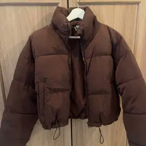 Cropped brun jacka, endast använd en gång 