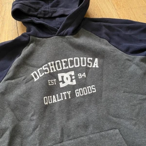 DC Shoes hoodie - Snygg DC shoes hoodie i gott skick! Köpt från barn/junior-avdelningen, därav att det står XL på lappen i tröjan. Sitter avslappnat/boxy på mig som är 160cm🌟