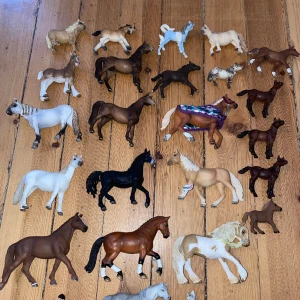 Schleich hästar med tillbehör - Säljer dessa schleich hästar och tillbehör, som hinder, ryttare och utrustning. Allt är i fint skick men användt.  går att mötas upp i Norrköping också. 600kr för allt, vill helst att man köper allt men vill man ha färre så köpa det minst 5 stycken