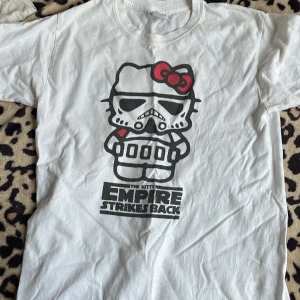 hello kitty starwars edition tröja  - cool hello kitty starwars karaktär på en helt vanlig vit t-shirt!!