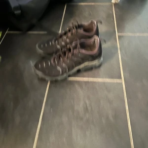 Nike vapormax - Säljer mina vapormax då jag inte använt dom på länge, inte punka på dom men lite slitna vid hälsenan som syns på bild 2 Tvättas innan jag skickar dom