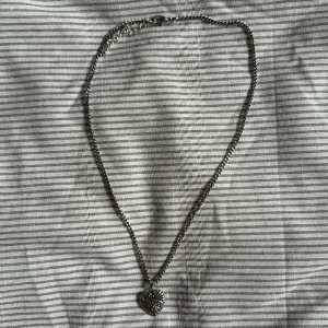 Halsband - Halsband med ett hjärta där det står ”amore” Justerbar längd. Ganska kort kedja. 100% zink.