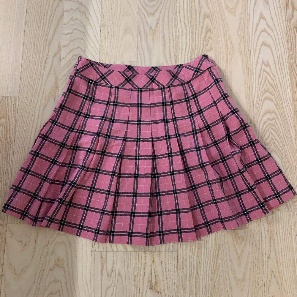 Svartrosa plisserad kjol med tartan mönster, A-line formad. Knappt använd och i bra skick!. Kjolar.