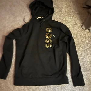 Hugo boss hoodie - Säljer min boss hoodie då jag var lite ivrig o köpte den men den kom aldrig till användning, så använd Max 3 gånger  Fint skick Storlek M 