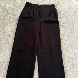Kostymbyxor  - Svarta kostymbyxor från BikBok stl 38. Fint skick och inte mycket använda, långa passar mig som är 180cm  150kr plus frakt 