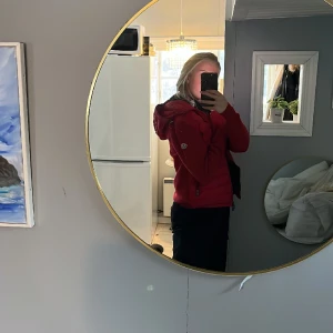 Moncler jacka  - Säljer nu min skitsnygga moncler cardigan då den blivit för stor för mig, den är skit snygg och knappt använd💞 den är äkta och köpt från garmsmarket på nätet för 4000kr och säljer för 3000kr då den knappt är använd, skriv för fler frågor 💞