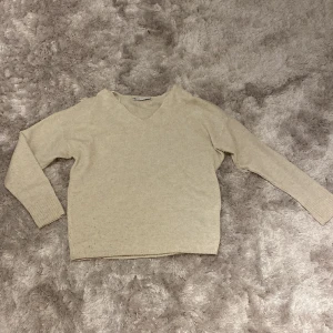 Stickad tröja  - Fin stickad tröja från only i bra skick!!😍🫶 storlek Xs men passar S också! (!pris kan diskuteras!)