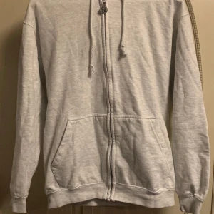 Eva Skateboards Zip-up Hoodie - Skön och mjuk hoodie med najs fit. Riktigt bra kvalle, köptes för 400 något år sedan men har inte kommit till användning. Skriv för fler bilder på den. 