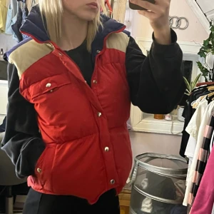 Väst - Säljer denna otroligt snygga väst för jag får aldrig tillfälle att använda den så måste släppa taget om den:( Den är så sjukt snygg och sååå fin passform. Super skön också med mycket bra fickor! Inga defekter och den känns helt ny.  Okänt märke 