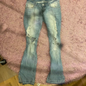 Lågmidjade jeans - Säljer dessa as snygga lågmidjade, håliga bootcut jeansen i storlek 38. Finaste färgen! Säljer då de är lite stora på mig.💗