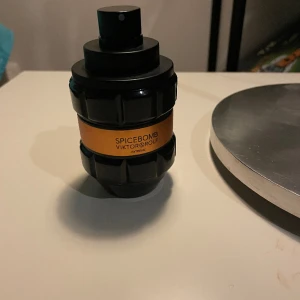Spicebomb extreme 90 ml - Säljer min Spicebomb extreme 90 ml saknar några ml. Kontakta för fler frågor eller funderingar!😀