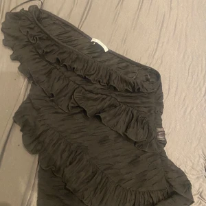 Zara topp med volanger  - Zara topp med volanger i färgen svart