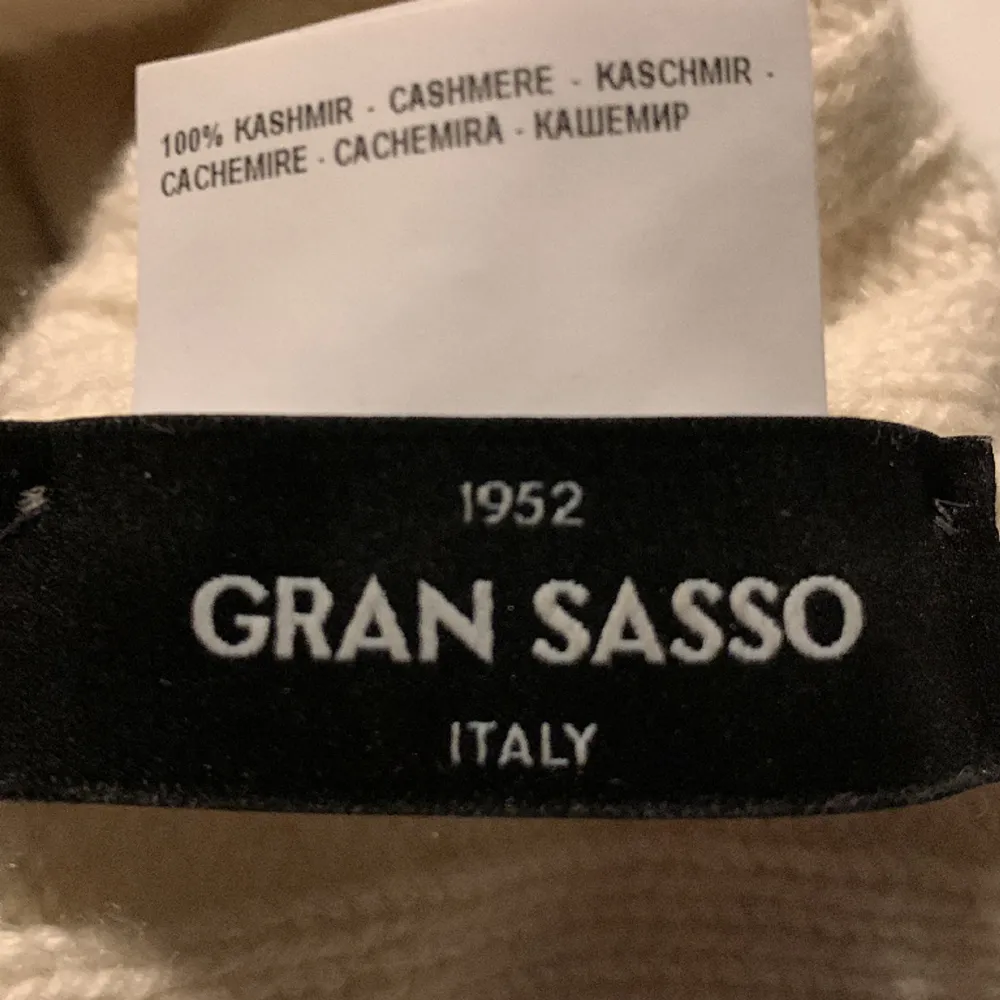 Svinfet kashmirmössa från italienska märket Gran sasso! Köptes för cirka 1000kr och är i nyskick, den är i 100% kashmir. Tveka inte på att skriva vid frågor och funderingar!. Accessoarer.