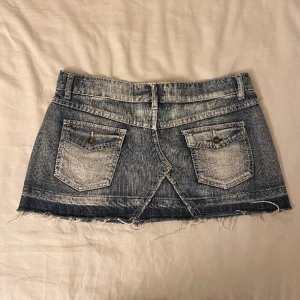 Lågmidjad jeanskjol - Lågmidjade/midrise jeanskjol med skit snygga detaljer. Färgen kommer inte fram i dem två första bilderna utan sissta är den som stämmer bäst överens💕