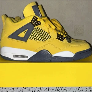 Jordan 4 lightning retro (2021) - Cond 9,5/10 änvänds 1 gång  Har du frågor tveka inte på att höra av dig!🗣️