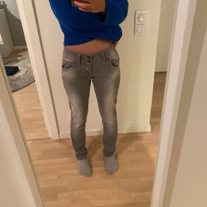 Ltb jeans - Säljer mina snygga ltb jeans, de är köpta på sellpy men as snygga, tyvär är de förstora för mig. I midjan är den 28 och i längd 32!💞💞 Frågor ställs via DM och även fler bilder via DM