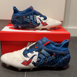 adidas X 16+ PureChaos FG/AG Dragon - Vit/Röd/Blå LIMITED EDITION - adidas X 16+ PureChaos FG/AG Dragon - Vit/Röd/Blå LIMITED EDITION  Skick: 8,5 Storlek: 44 Pris: 2299kr  Fler bilder eller funderingar kom priv