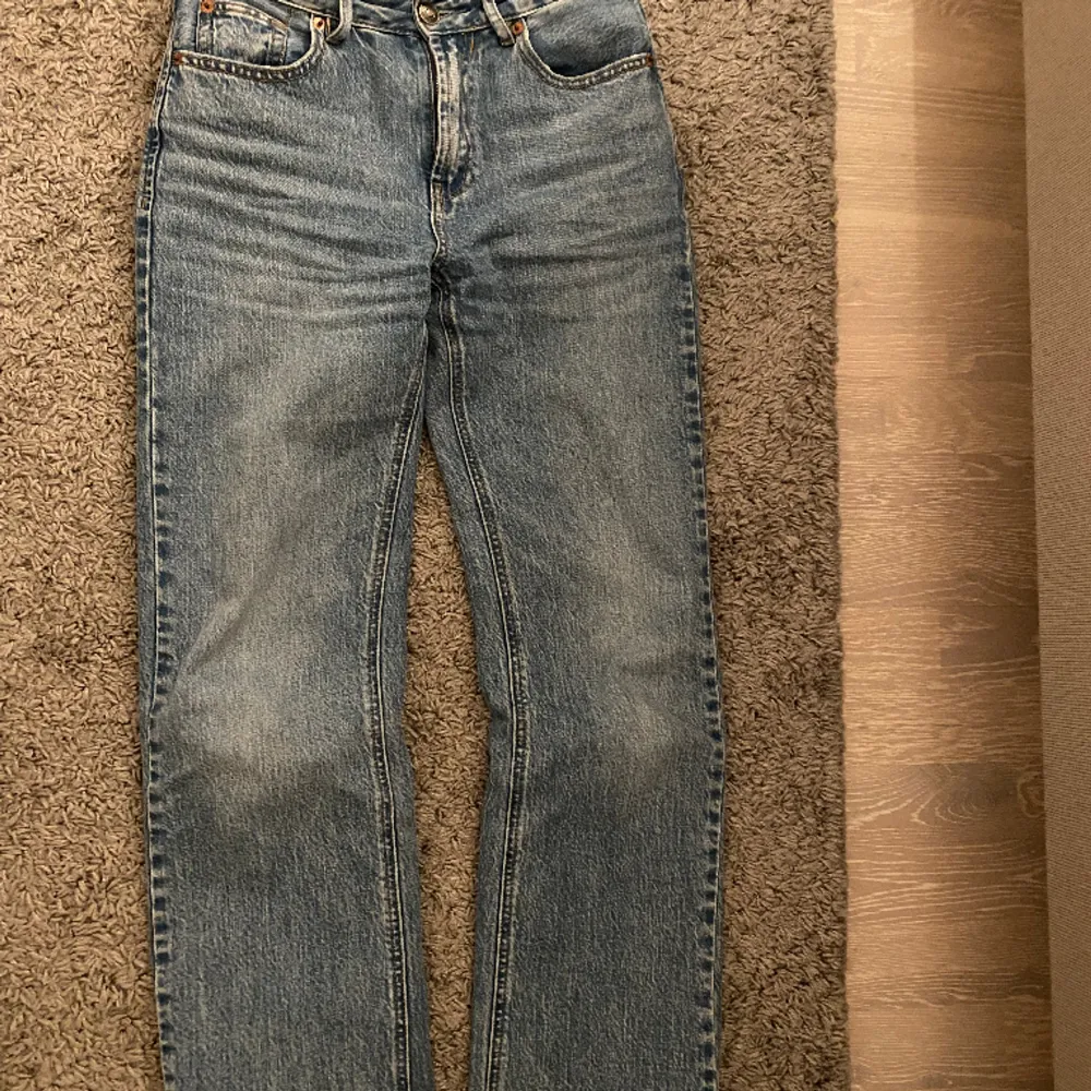 Säljer dessa straight jeans från stradivarius. Strl 36 men sitter bra på mig som vanligtvis har strl 34. . Jeans & Byxor.