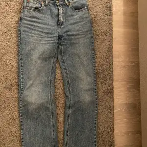 Säljer dessa straight jeans från stradivarius. Strl 36 men sitter bra på mig som vanligtvis har strl 34. 