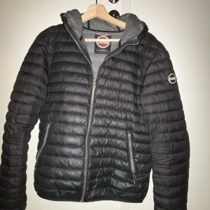 Colmar Jacka - Säljer denna pga storlek. Länge sedan jag köpte den men tror det kan vara xl barn men motsvarar en XS i vuxen. Top skick inga flaws 