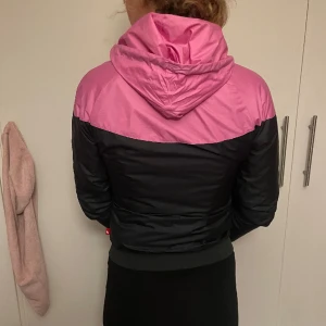 Nike jacka  - Nike vår jacka. Jätte fin och skön.  Är i storlek xs passar definitivt S🥰
