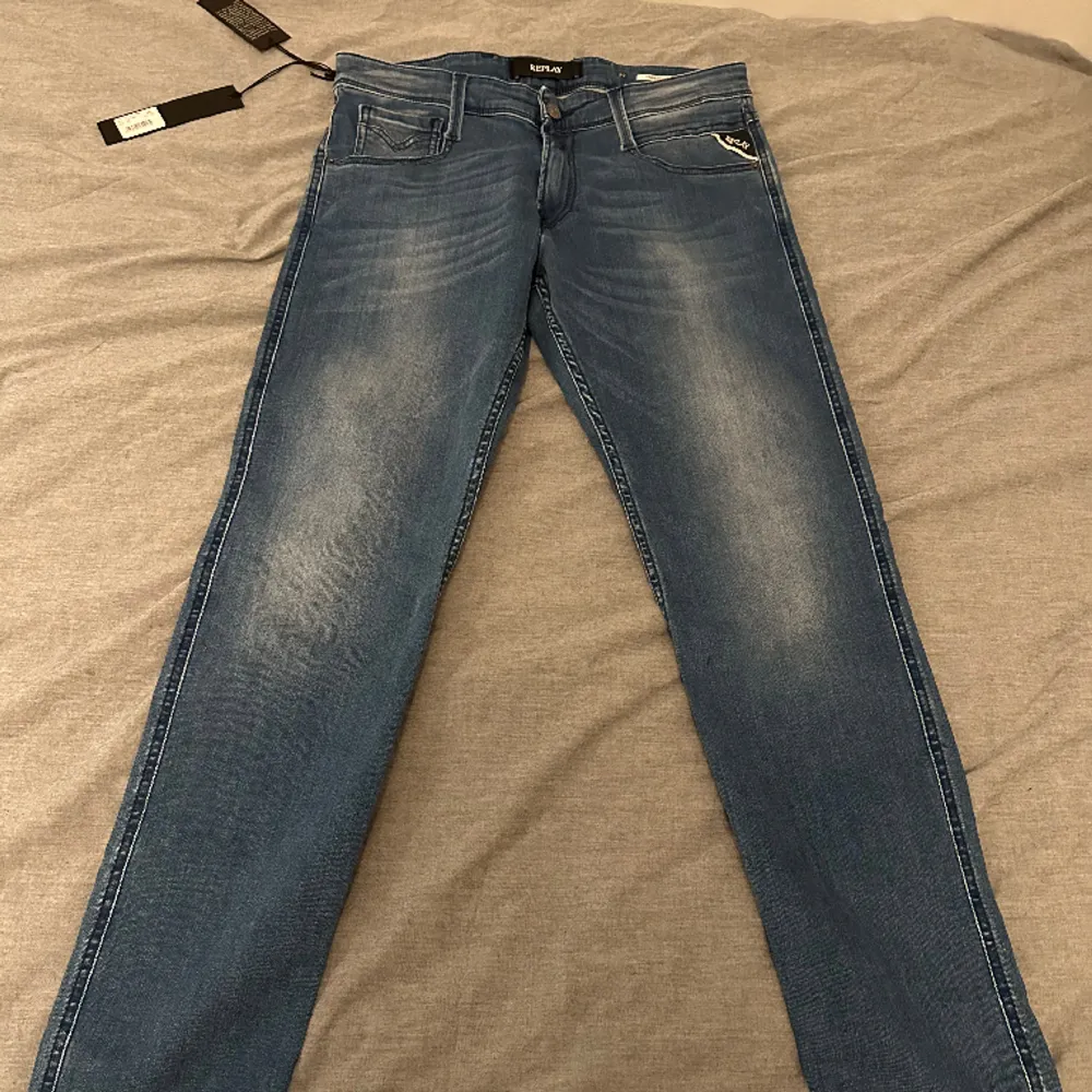 Helt nya replay anbass jeans i storlek 29/32. Originalpris 1800kr. Mitt pris 700kr. Skriv vid frågor eller funderingar😁. Priset kan diskuteras vid snabb affär.. Jeans & Byxor.