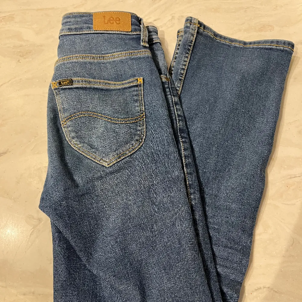 Säljer dessa jättesnygga bootcut mid rised jeansen ifrån Lee😍 Är lite korta för mig som är cirka 1,67! De kostar ungefär 900 originellt och är i bra skick.🙌🏼 . Jeans & Byxor.