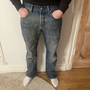 Levis 501 - Snygga 501or med beat design, byxorna är långa för modellen som är 172. Byxorna är inte så avvända och  har inga skador(utöver design)