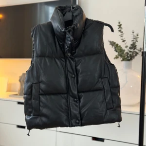 Zara väst - Supersnygg väst från Zara stl L men passar mindre också för en ovesize modell.  Priset är 250kr eller bud över