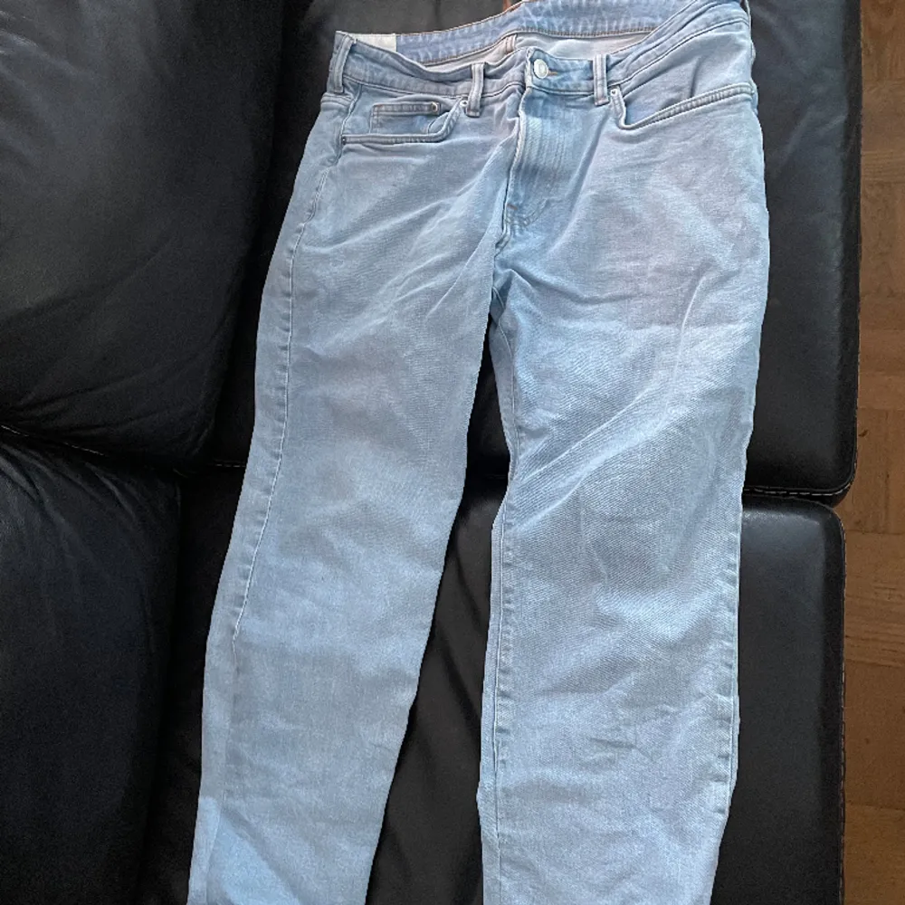 Blåa regular fit jeans i storlek 34/32 som är i perfekt skick ( de är lite för små på låten för modellen). Jeans & Byxor.