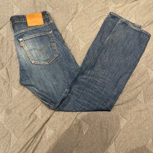 Levis 501 - Ett par snygga Levis 501 i mörkblå färg  Jeansen är i bra skicka utan några defekter Orginal pris: 1100kr Vårt pris: 399