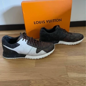Louis Vuitton skor  - Strl 42  Cond 7/10  Givetvis äkta , finns kvitto och box från lv Sthlm 