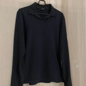 Långärmad pikétröja  - Säljer nu denna riktigt feta tröjan från Riley som är i super bra skick! Tröjan passar dom från 165-185 och tröjan är i storlek S, men sitter lite större en storleken! Hör gärna av dig vid frågor eller funderingar😃
