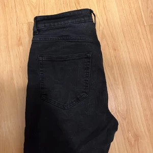 Denim jeans  - Denim black curvy leggings. Dem stretcha mycket och passar jätte fint. 