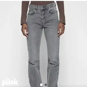 Gråa jeans från Gina, oanvända. Strl 40 men passar 36/38. Köptes för 500kr. Passa på under fri frakt 