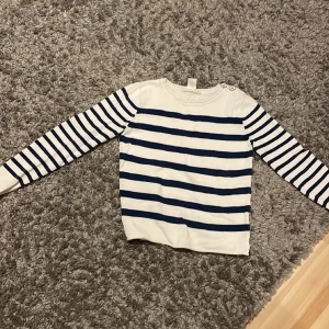 Randig tröja  - Randig med knappar på axeln belt nyskick infant fläckar vad jag vet 