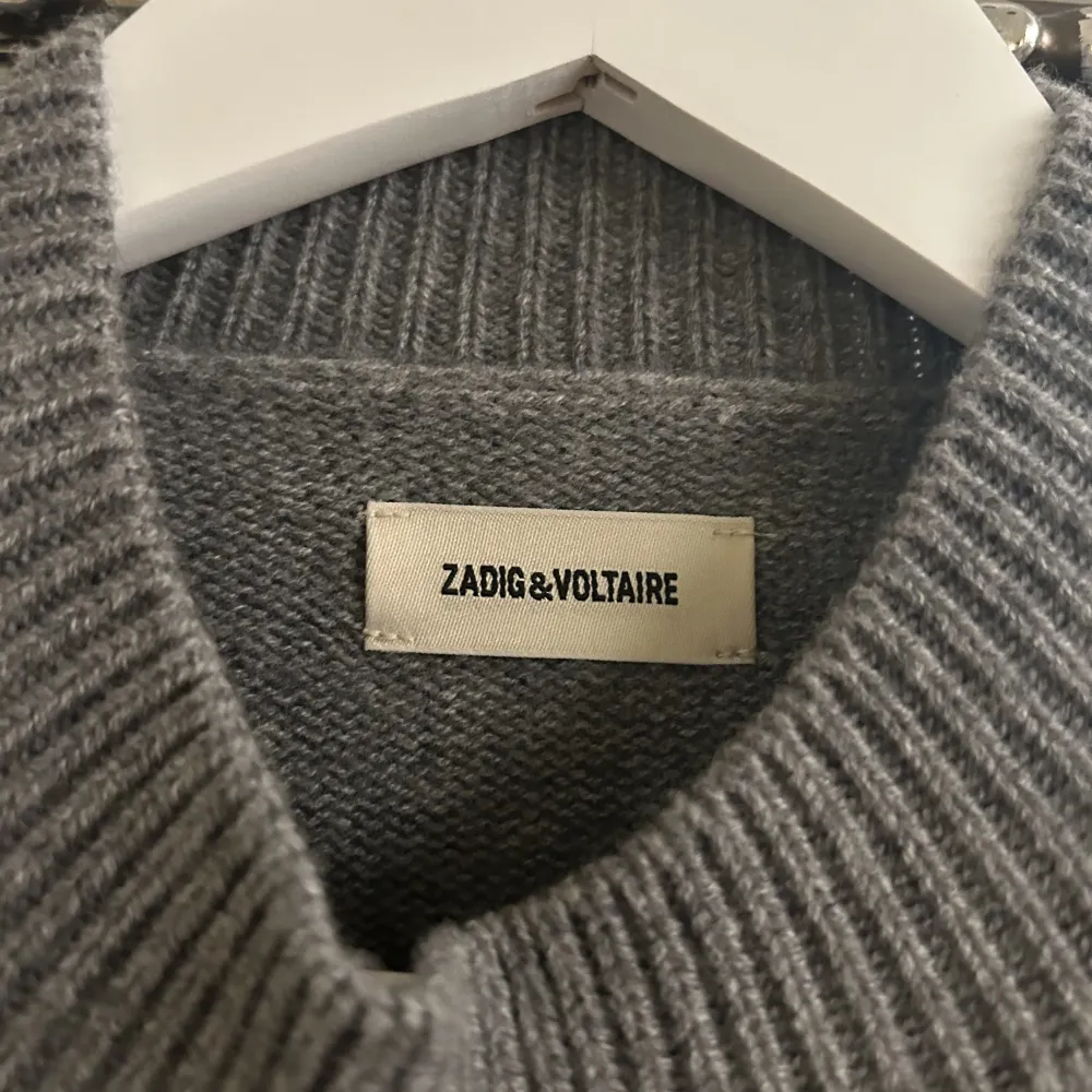 Säljer denna jätte fina Zadig & Voltaire långaärmade tröja med ett coolt tryck på framsidan💞 självklart äkta. Aldrig använd💞. Tröjor & Koftor.