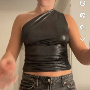 Fest topp  - Andra bilden är lånad!! Använd 1 gång. 💞💞