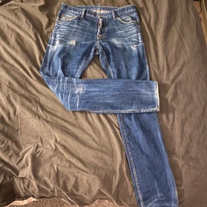 Dsquared 2 Jeans - Dsquared 2 jeans i fint skick, storlek 52 Italiensk storlek motsvarar kanske ca 33/34!! Passar inte priset så är det bara att lägga ett bud