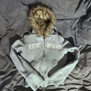 Abercrombie & Fitch zipup - Jätte söt fluffig zipup i storlek S men nog en M, lite uttöjd vid midjan men inget som inte går att fixa 💗   köp nu på💗