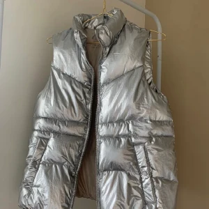 Silvrig väst - Silver väst perfekt nu till skidsäsongen⛷️🥂 Kommer från kidsavdelningen (13-14 / 164) menotsvarar S/36. Passar mig som är 1.64 bra och skulle nog funka för personer något längre också!💞 Bara att skriva vid frågor🤗