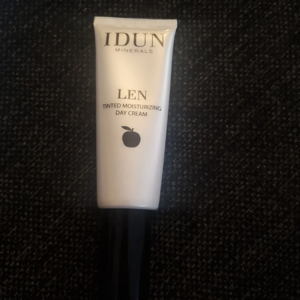 Oanvänd Idun minerals Tinted day cream light/medium 403 Ord pris 249kr. Övrigt.