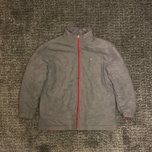 Vintage Nike jacka  - Riktigt snygg vintage Nike jacka som du kan vända ut och in på.  Grå färgad på ena sidan röd grå på andra✌️ Fler frågor eller bilder är det bara att höra av sig Bra skick inga defekter 
