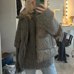 Herno liknande jacka  - Säljer denna supersnygga Herno liknande jackan jag köpt här på Plick! Grön/grå färg med luva 💗 skriv om du vill köpa!