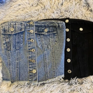 Två jeans toppar i färgerna svart och blå - Jeans toppar som jag säljer 60kr st säljer eftersom jag inte har någon användning av dem💕💕💕