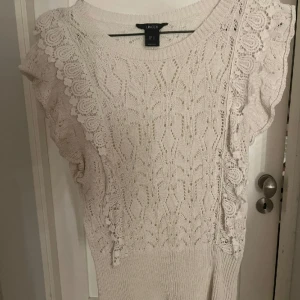 Virkad volang topp - Säljer den här sjukt fina volang toppen från Lindex då den inte kommer till användning längre, storlek S och i fint skick. Finns inte att köpa längre❤️